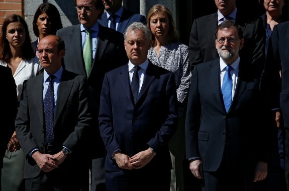 Simon Manley, centre, with Mariano Rajoy, right, at Moncloa on Tuesday.