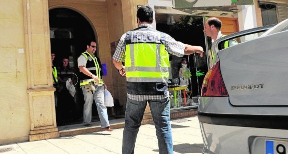 Police removing evidence from the Estepona home of one of the detainees (file photo).