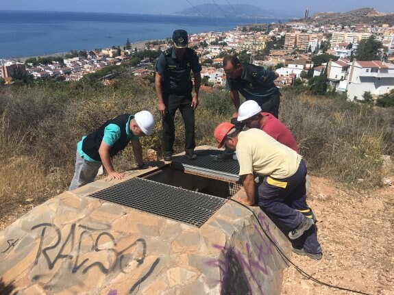 Experts and Guardia Civil inspect the forced entrance to the archaeological site.