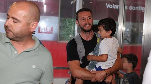 Paul Baysse, arriving in Malaga with his children on Monday.