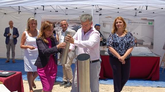 The minister for Health and mayor of Estepona place the ceremonial cylinder.