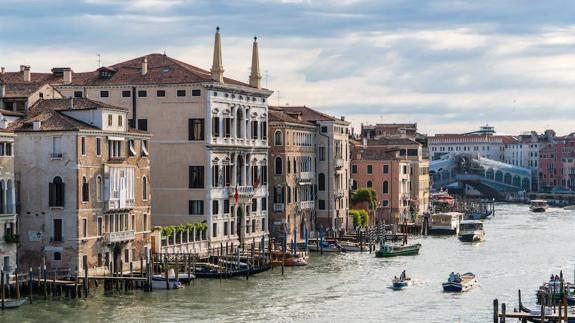 Rialto Bridge and Aman Canal Grande.