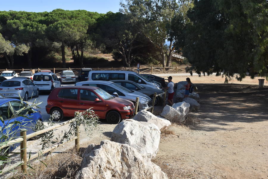 Boulders put in place after beachgoers ignore no parking signs near protected dunes