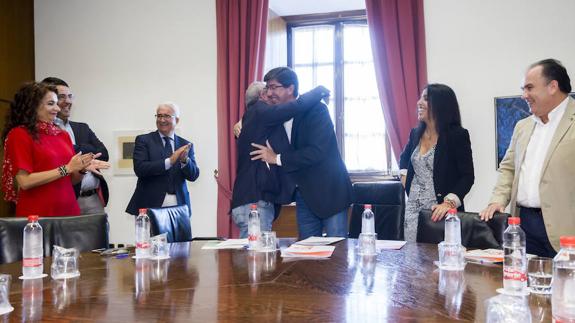 Regional PSOE and Ciudadanos politicians celebrate the lower-tax deal.