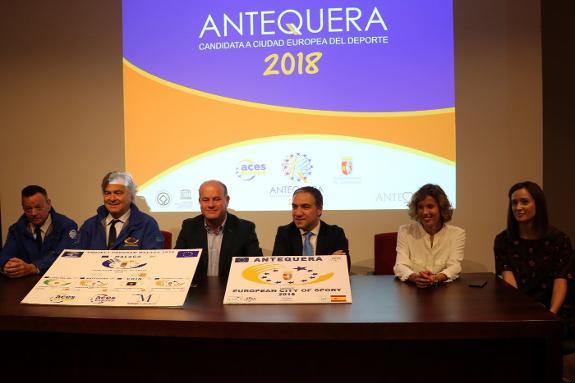 Authorities at the announcement of Antequera's new role as a European city of sport. :: A. G.