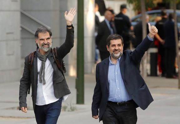 Jordi Cuixart and Jordi Sànchez outside court ahead of detention. 