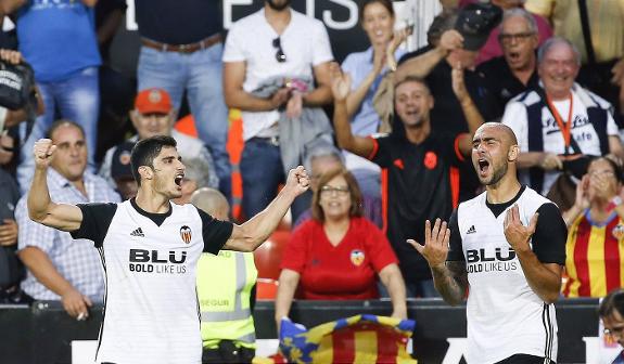 Gonçalo Guedes (left) celebrates his first Valencia goal, against Sevilla, with Simone Zaza.