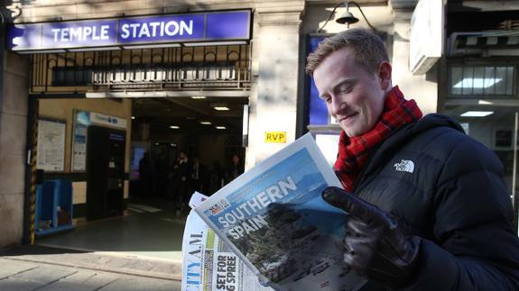 A commuter enjoying his copy of the SUR in English supplement outside Temple tube station on Monday morning.