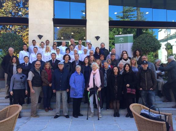 Students, staff, and members of the language exchange outside La Cónsula.