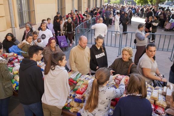 A large queue formed to receive the food being handed out on Christmas Eve. :: Álvaro Cabrera