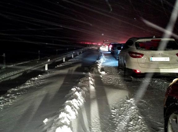 Cars trapped through the night on the AP-6.