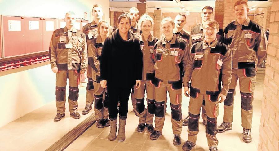 Rocío Barroso with her mechanics students at Vitalis.