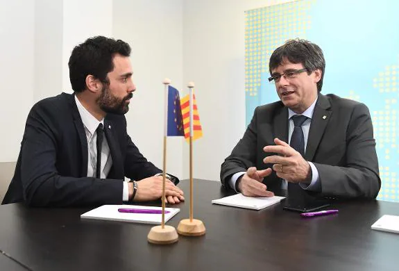 Roger Torrent and Carles Puigdemont meeting in Brussels on Wednesday.
