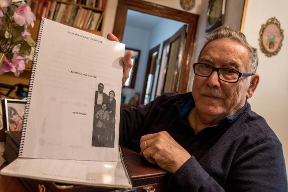 Cristóbal Moya, with one of his books and a photo with his parents after 'La Desbandá'.
