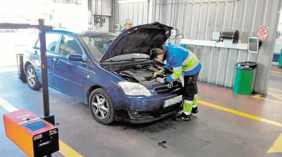 An inspector carrying out an ITV test.