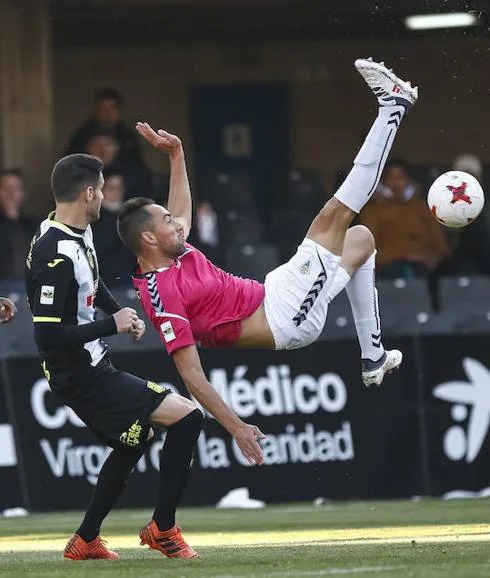 Lolo Pavón attempts an acrobatic clearance.