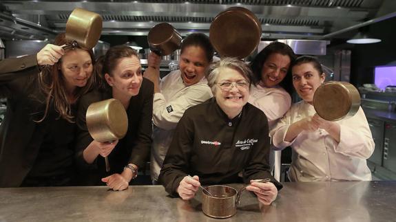 Women grab the pan by the handle