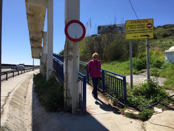 The new 'closed' sign that is only visible on the Mijas end of the bridge, which is still being crossed.