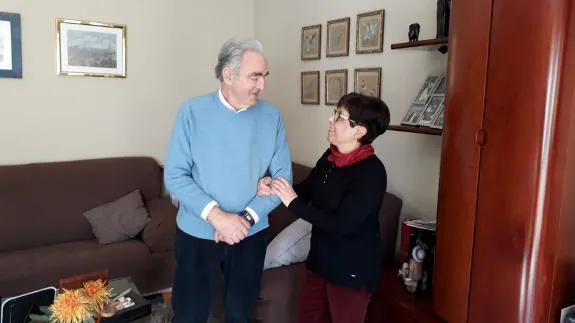 Rosa María Molins  links arms with her husband, Francisco Cervera, to whom she gave a kidney.