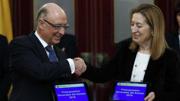 Ministers Cristóbal Montoro and Ana Pastor delivered the proposed budget.