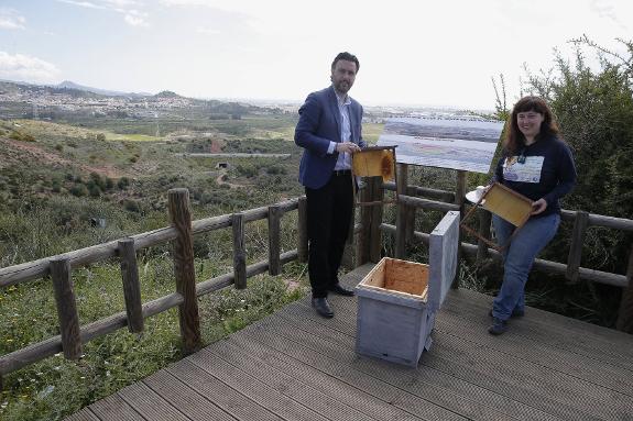 Raúl Jiménez and Eva Gómez with one of the hives.