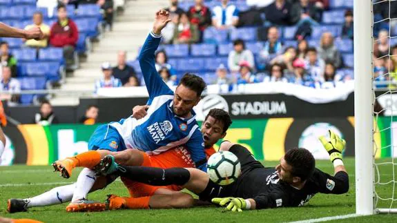 Sergio García beats Rosales to the ball for Espanyol's second.