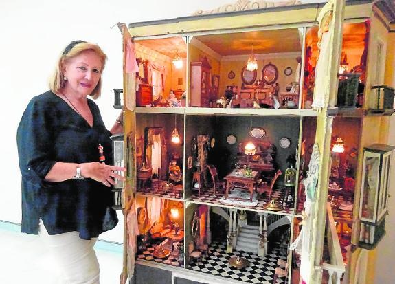 1. Collector Voria Harras, next to a recreation of Palacio de los Carranza in Cádiz.