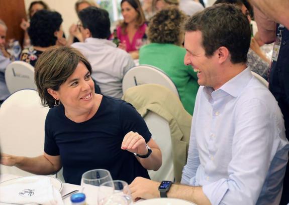 Sáenz de Santamaría (left) with other PP candidate Casado