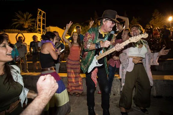 Musicians mingle with the audience in this unusual event. 