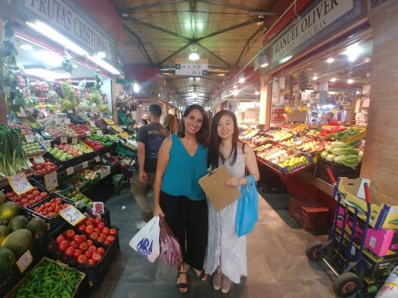 Cristina (left) and her student Min during their class in Triana market.