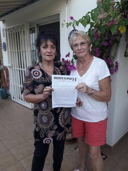 Anne with Brexpats member Jenny Crespo with the letter.