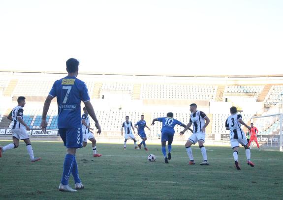 Mustafá uses his pace to get past the defender.