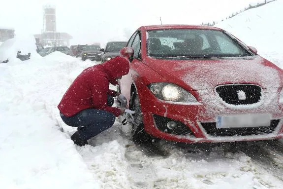 Snow chains being put on in León province. 