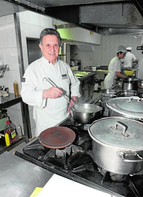 Santiago Domínguez in the kitchen of his restaurant.