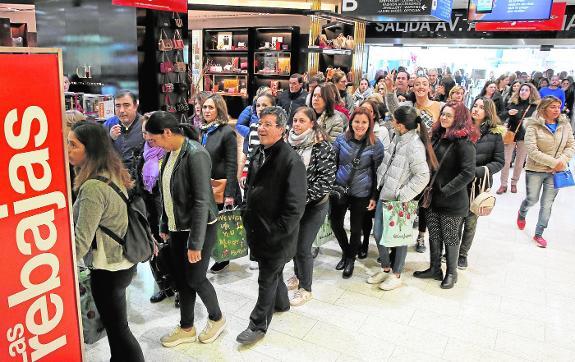 Shoppers on the first day of the sales at El Corte Inglés in Malaga. 