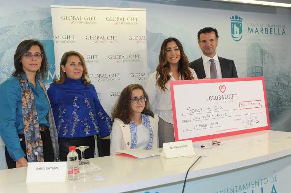 Almagro, her parents, María Bravo, and Isabel Cintado.