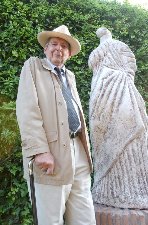 Stefan, next to one of his sculptures.