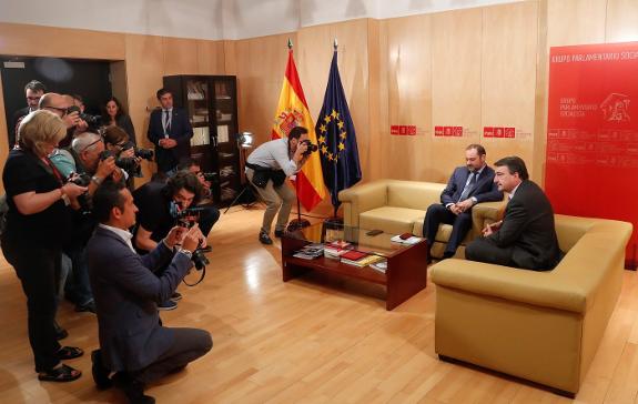 José Luis Ábalos, (second right), PSOE,  meets the PNV leader. 