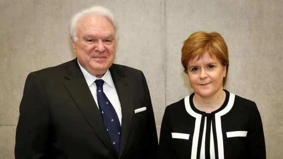 Miguel Ángel Vecino with Scottish First Minister Nicola Sturgeon.