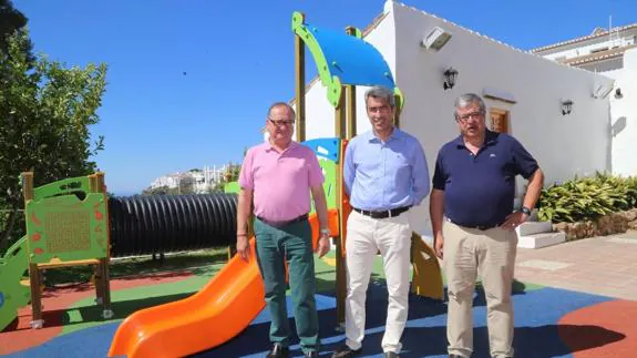 The mayor (centre) opens the new recreational area. 