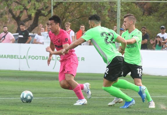 Okazaki, on the ball, assisted the only goal of the game.