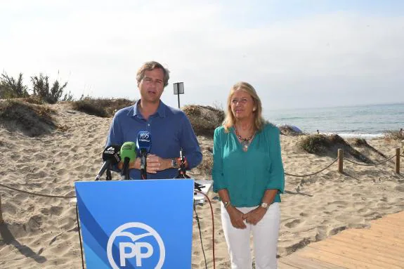 The mayor, right, and García Terol spoke from the beach. 