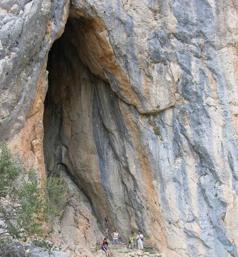 Photo of the main entrance to the Zafarraya cave.