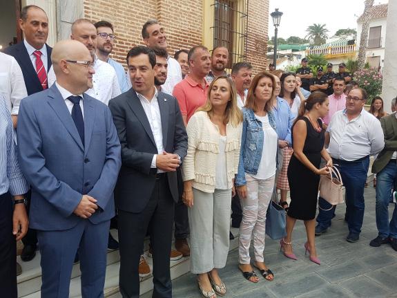 Juanma Moreno with mayors and SOHA members last Thursday