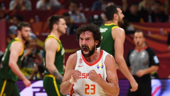 Pau Gasol celebrates the victory.