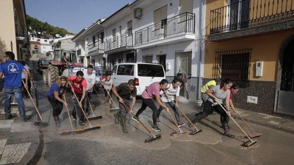 The clean-up operation in Villanueva del Trabuco on Saturday.