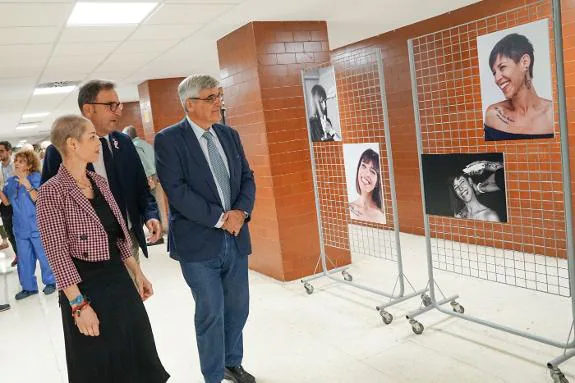 Authorities look at the exhibition in the Materno hospital. 