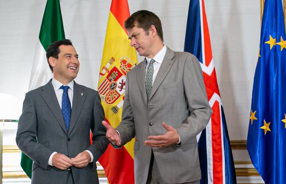 Andalusian regional president, Juan Moreno (l) with Hugh Elliott.