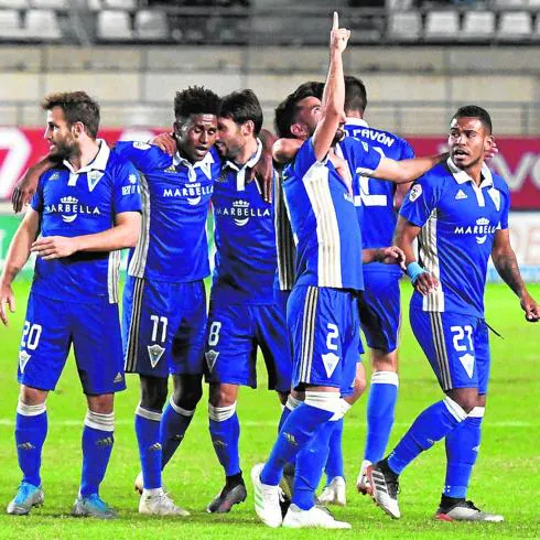 Saúl González celebrates his goal with his teammates. 