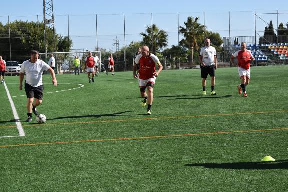 A Smiles B player shapes up to shoot in  Saturday's game against Aston Viñuela.